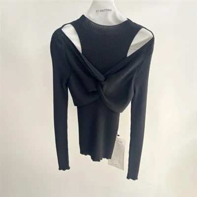 Femei cu haine negre de designer