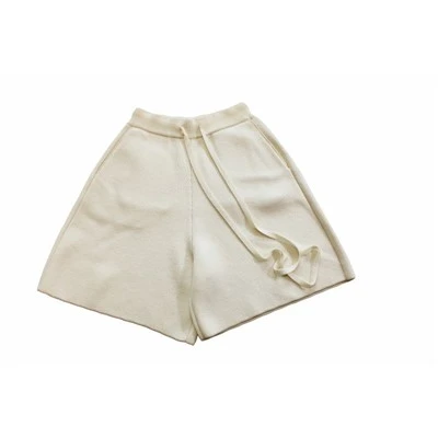 Pantaloni scurți din tricot de damă cu buzunare